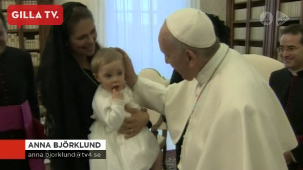 Påven får äran att hälsa på lilla Leonore. 